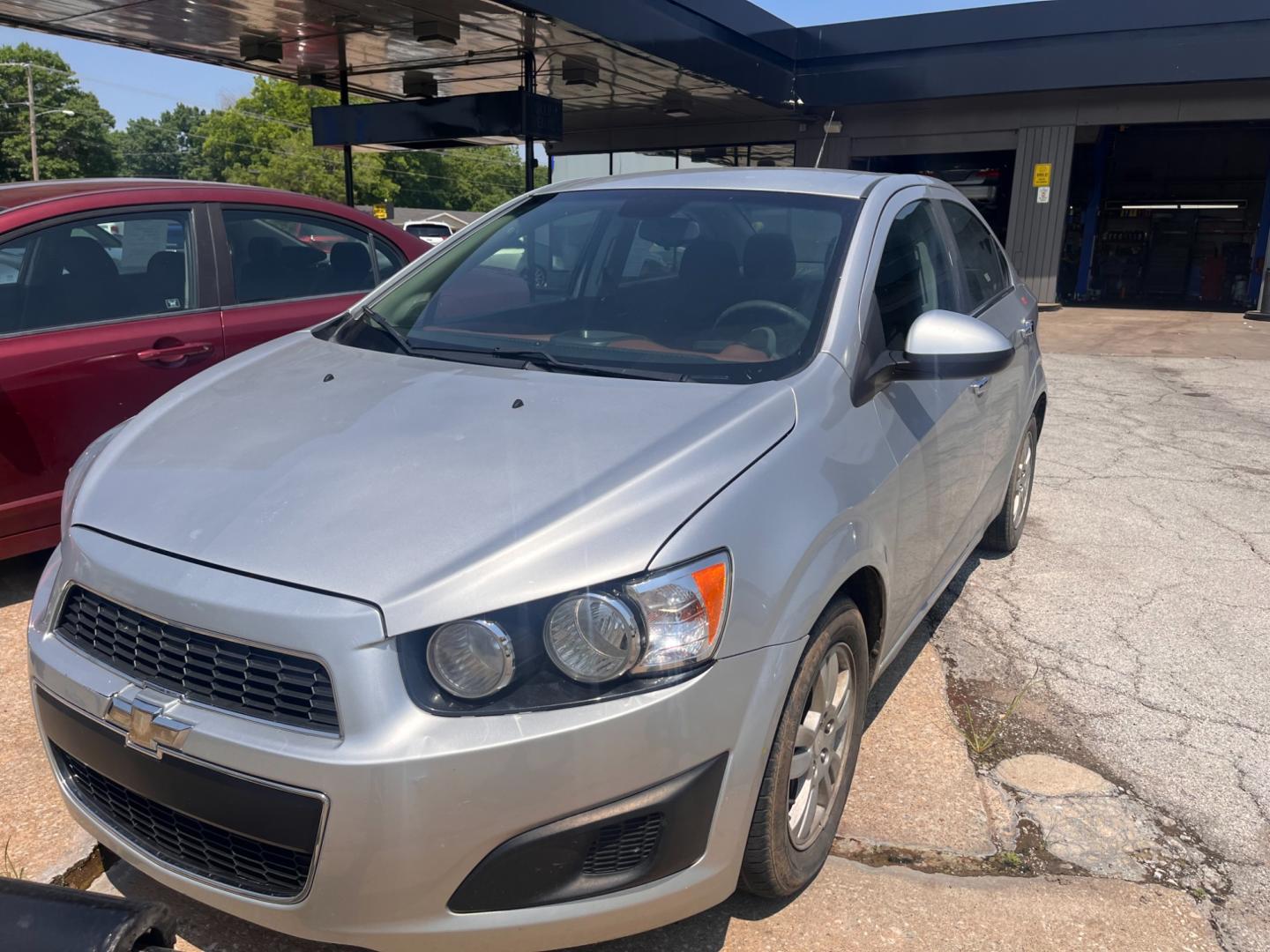 2013 SILVER CHEVROLET SONIC LT LT Auto Sedan (1G1JC5SHXD4) with an 1.8L L4 DOHC 24V FFV engine, 6-Speed Automatic transmission, located at 8101 E. Skelly Dr., Tulsa, OK, 74129, (918) 592-3593, 36.121891, -95.888802 - Photo#0